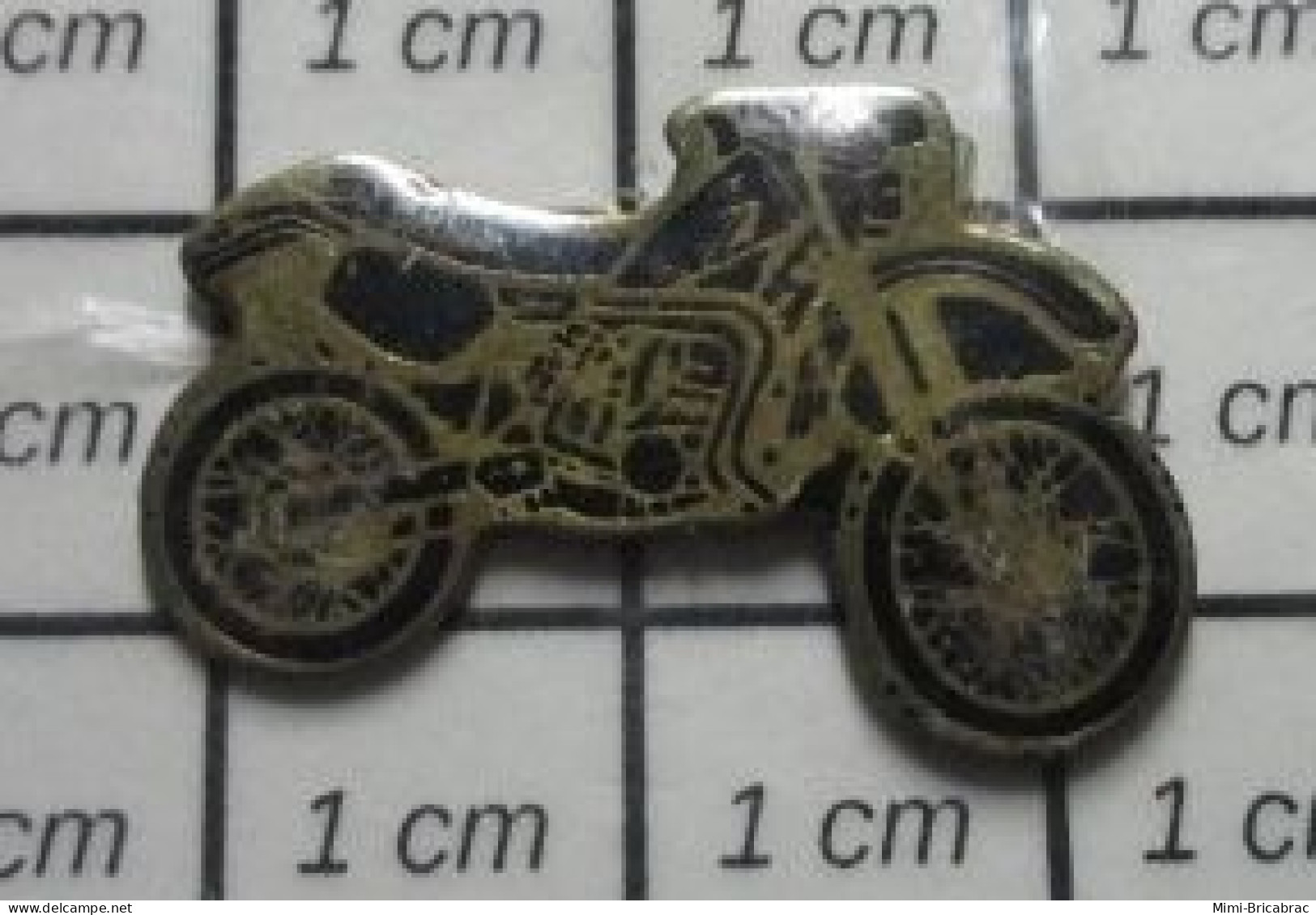 511B  Pin's Pins / Beau Et Rare / MOTOS / PETITE MOTO DE CROSS NOIRE ET DORé - Motorbikes