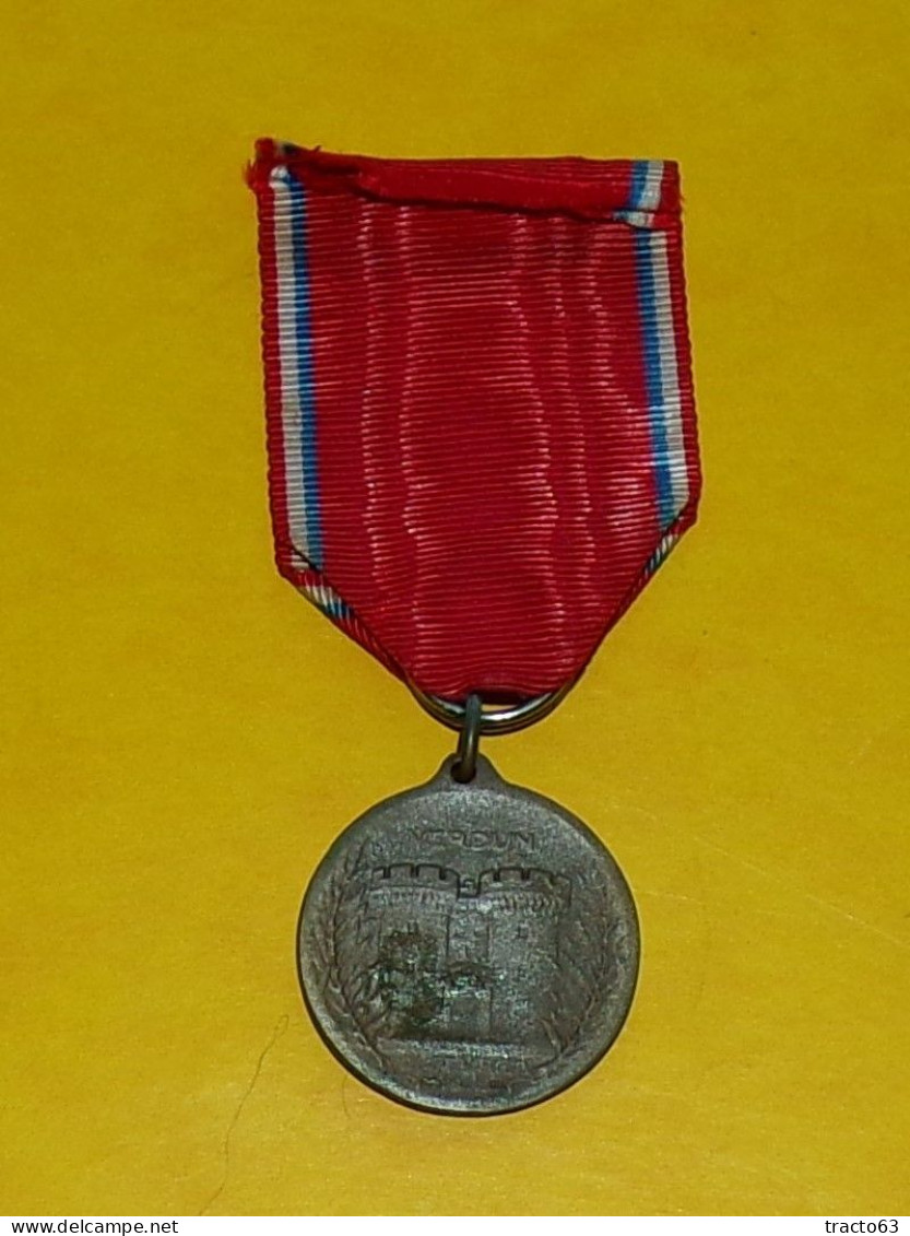 MEDAILLE DE LA BATAILE DE VERDUN 1916   , REPUBLIQUE FRANCAISE  ,  BON ETAT VOIR PHOTOS  . POUR TOUT RENSEIGNEMENT ME CO - Francia