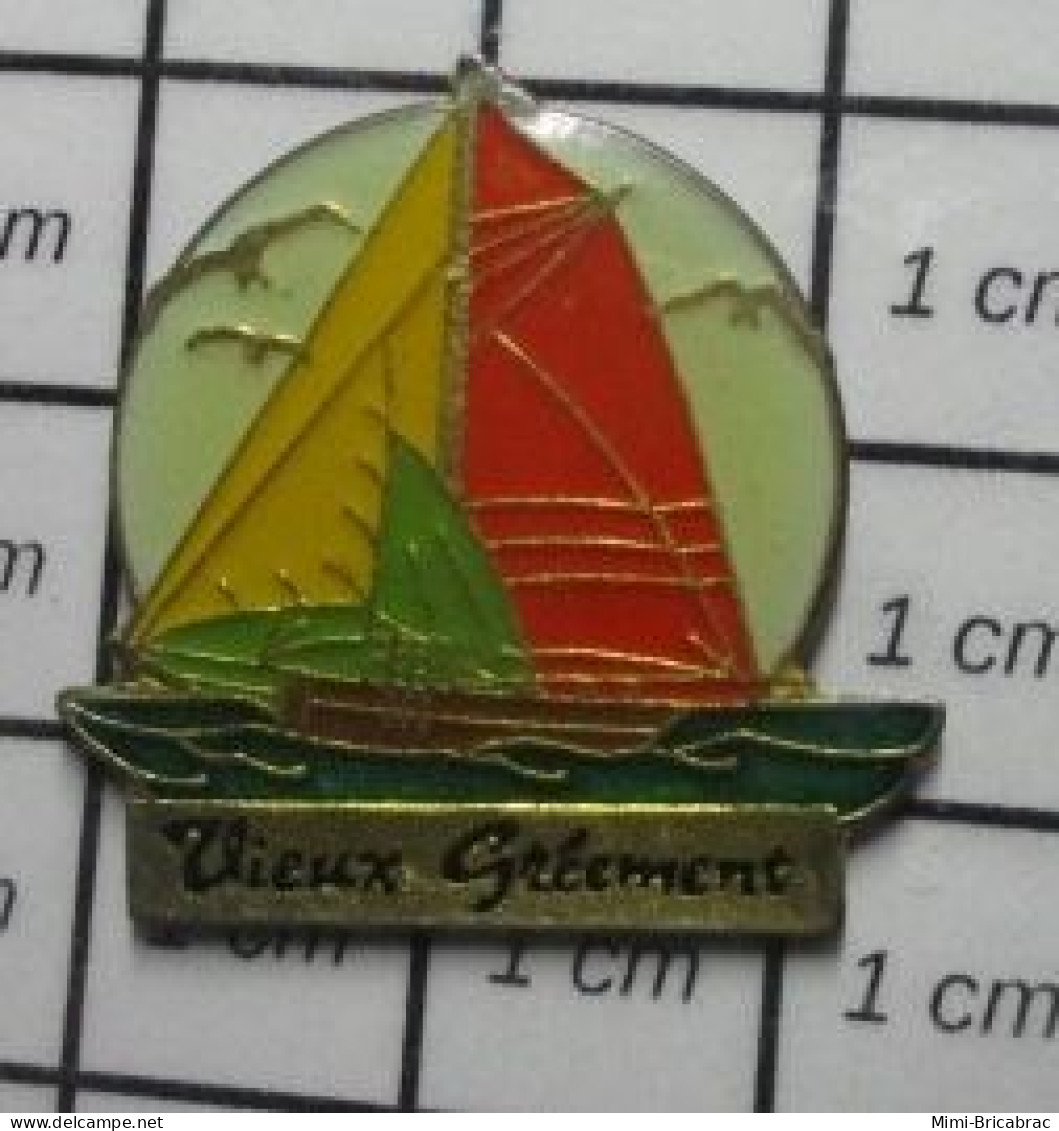 2120 Pin's Pins / Beau Et Rare / BATEAUX / VOILES MULTICOLORES  VOILIER VIEUX GREEMENT THONIER ? - Bateaux