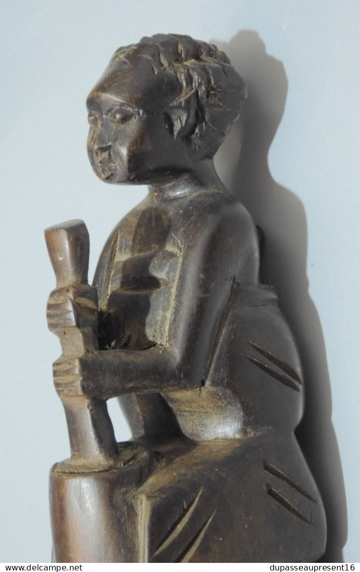 -JOLIE STATUETTE BOIS Foncé ORIGINE AFRICAINE PAYS A DEFINIR FEMME AFRICAINE     E