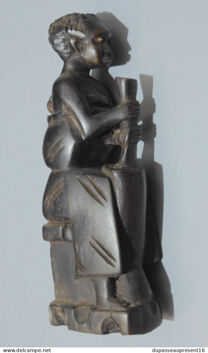 -JOLIE STATUETTE BOIS Foncé ORIGINE AFRICAINE PAYS A DEFINIR FEMME AFRICAINE     E