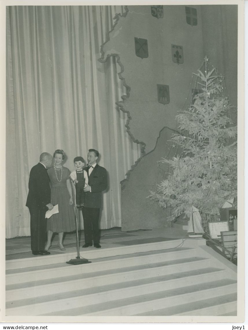 Photo De Jean Nohain, Gabrielle Sainderichin Et Du Ventriloque Jacques Courtois, Noel Hotel De Ville De Paris En 1957 - Personalità