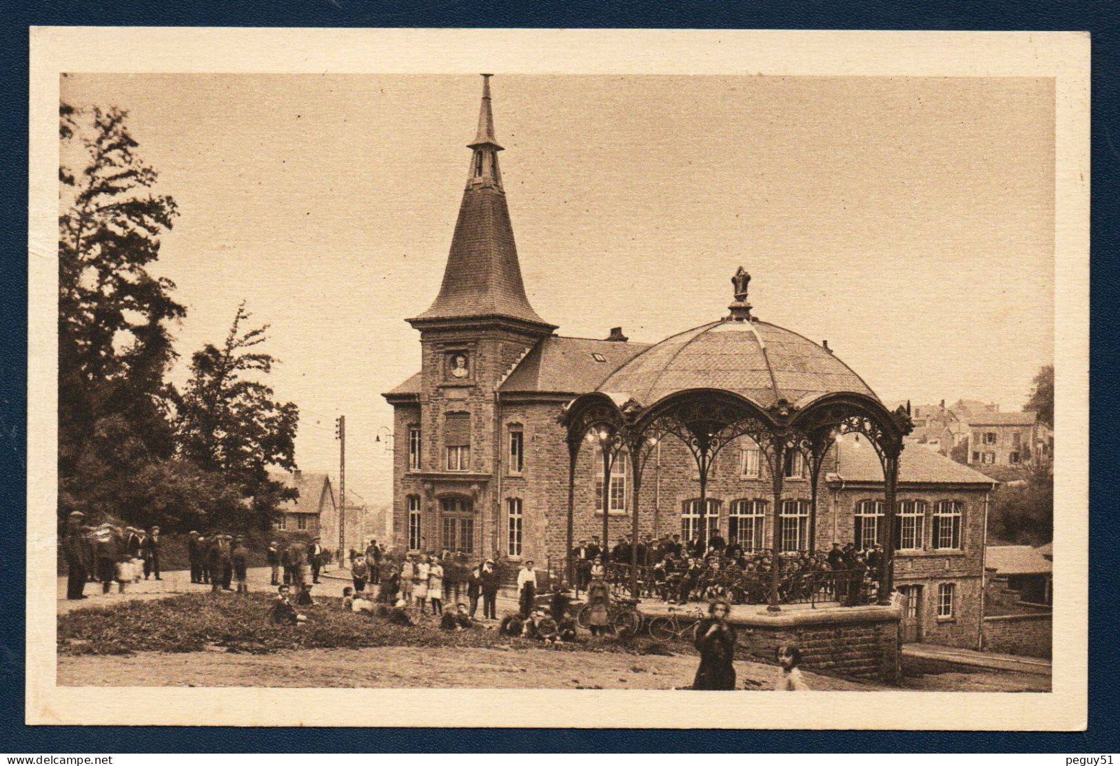 54. Mont-Saint-Martin. Ecole Des Filles, Paul Bert Et Le Kiosque,  Un Jour De Fête. - Mont Saint Martin