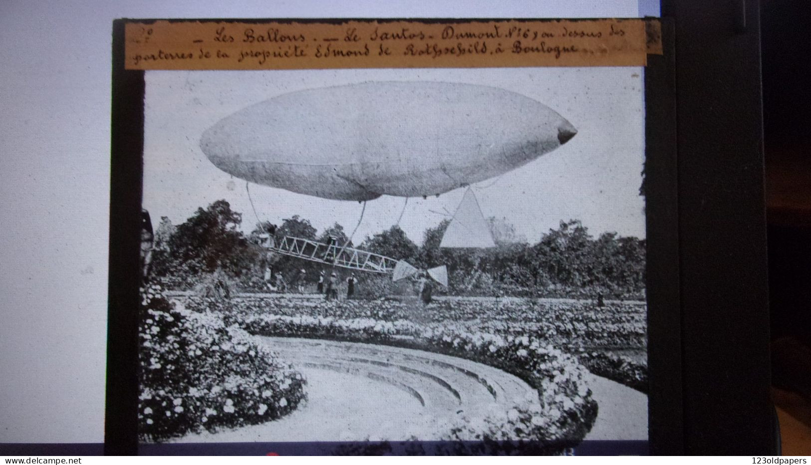 PHOTO LEGENDEE SUR VERRE BALLON DIRIGEABLE SANTOS DUMONT A BOULOGNE AU DESSUS DE PROPRIETE ROTSCHILD - Plaques De Verre