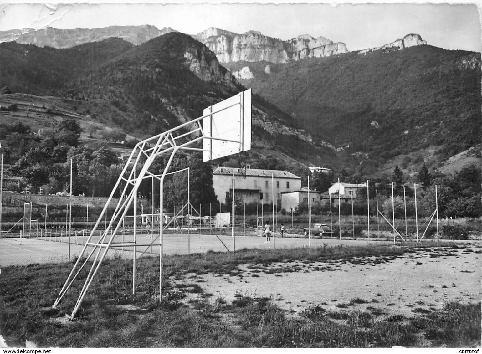 CHATILLON EN DIOIS . Le Tennis Et La Chaine Du Glandasse . - Châtillon-en-Diois