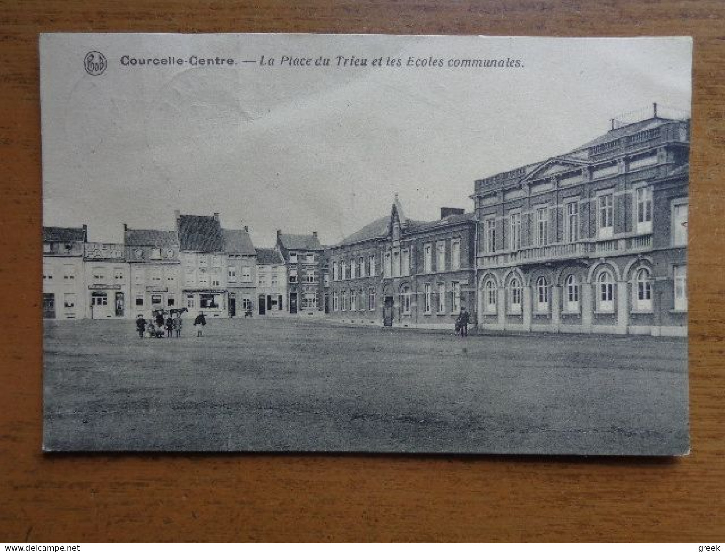 Courcelle Centre, La Place Du Trieu Et Les Ecoles Communales --> Beschreven 1920 - Courcelles