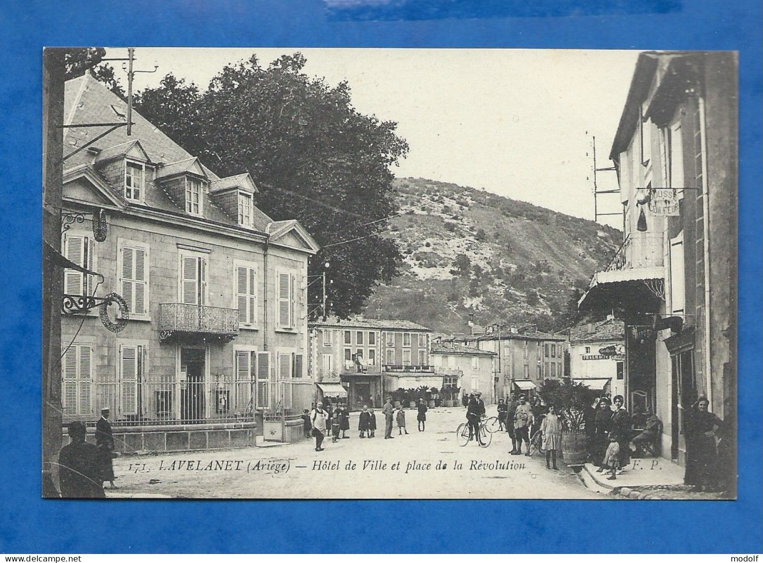 CPA - 09 - Lavelanet - Hôtel De Ville Et Place De La Révolution - Animée - Non Circulée - Lavelanet