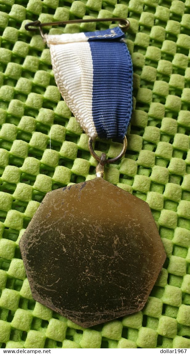 Medaile : Jeugd Driedaagse Broekhuizenvorst 1977 ( Limburg).  -  Original Foto  !!  Medallion  Dutch - Altri & Non Classificati