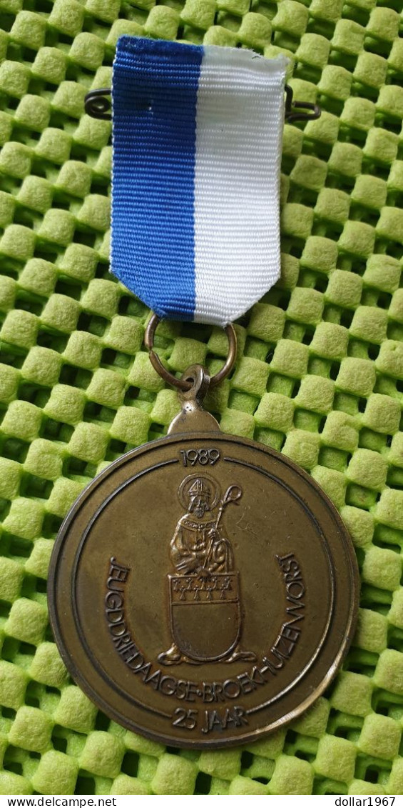 Medaile : Jeugd Driedaagse Broekhuizenvorst 1989 ( Limburg).  -  Original Foto  !!  Medallion  Dutch - Autres & Non Classés