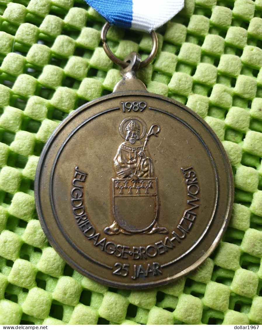 Medaile : Jeugd Driedaagse Broekhuizenvorst 1989 ( Limburg).  -  Original Foto  !!  Medallion  Dutch - Other & Unclassified
