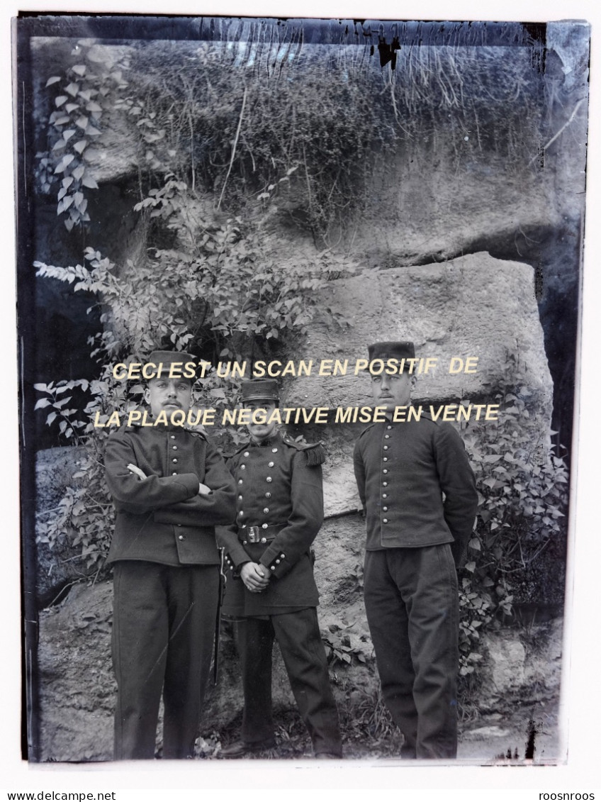 PLAQUE DE VERRE NEGATIVE 9x12 - MILITAIRES EN TENUE - Glasplaten