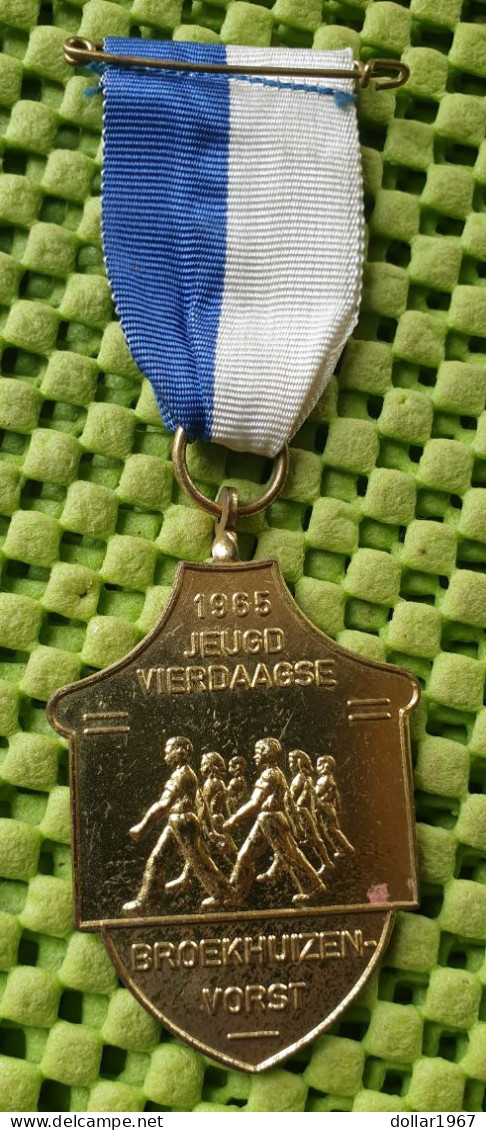 Medaile : Jeugd Vierdaagse Broekhuizen-vorst 1965 ( Limburg) -  Original Foto  !!  Medallion  Dutch - Autres & Non Classés