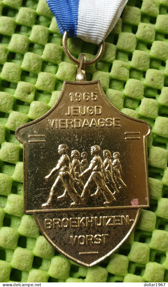 Medaile : Jeugd Vierdaagse Broekhuizen-vorst 1965 ( Limburg) -  Original Foto  !!  Medallion  Dutch - Autres & Non Classés