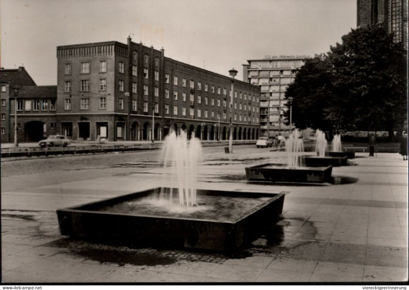 ! DDR S/w Ansichtskarte Rostock, Lange Straße, Brunnen - Rostock