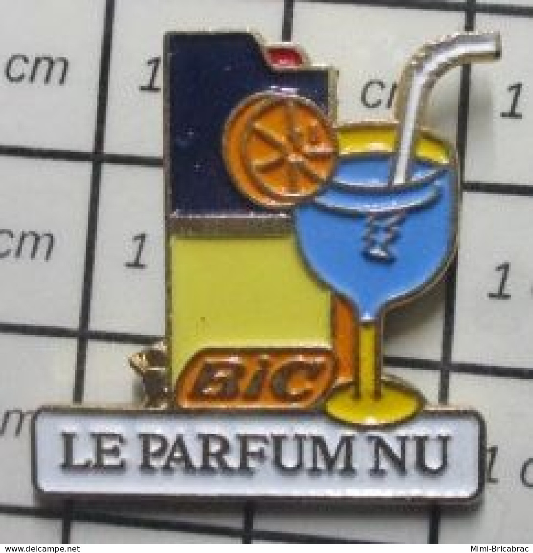2120 Pin's Pins / Beau Et Rare /  PARFUMS / BRIQUET COCKTAIL. BLEU BIC LE PARFUM NU - Perfume