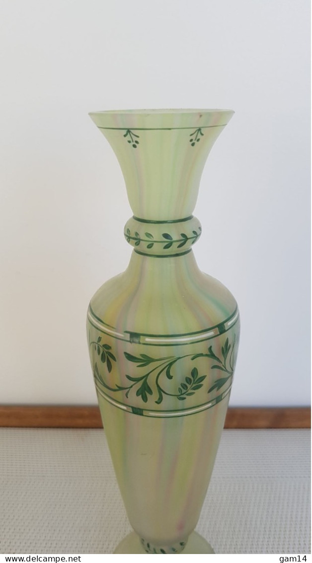 Vase En Verre Veiné Aux Multiples Couleurs. Bel Objet Très Ancien - Vases