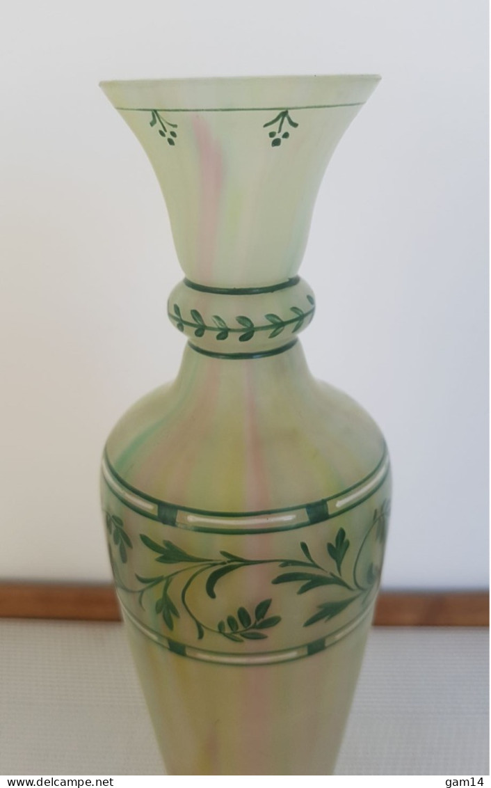 Vase en verre veiné aux multiples couleurs. Bel objet très ancien