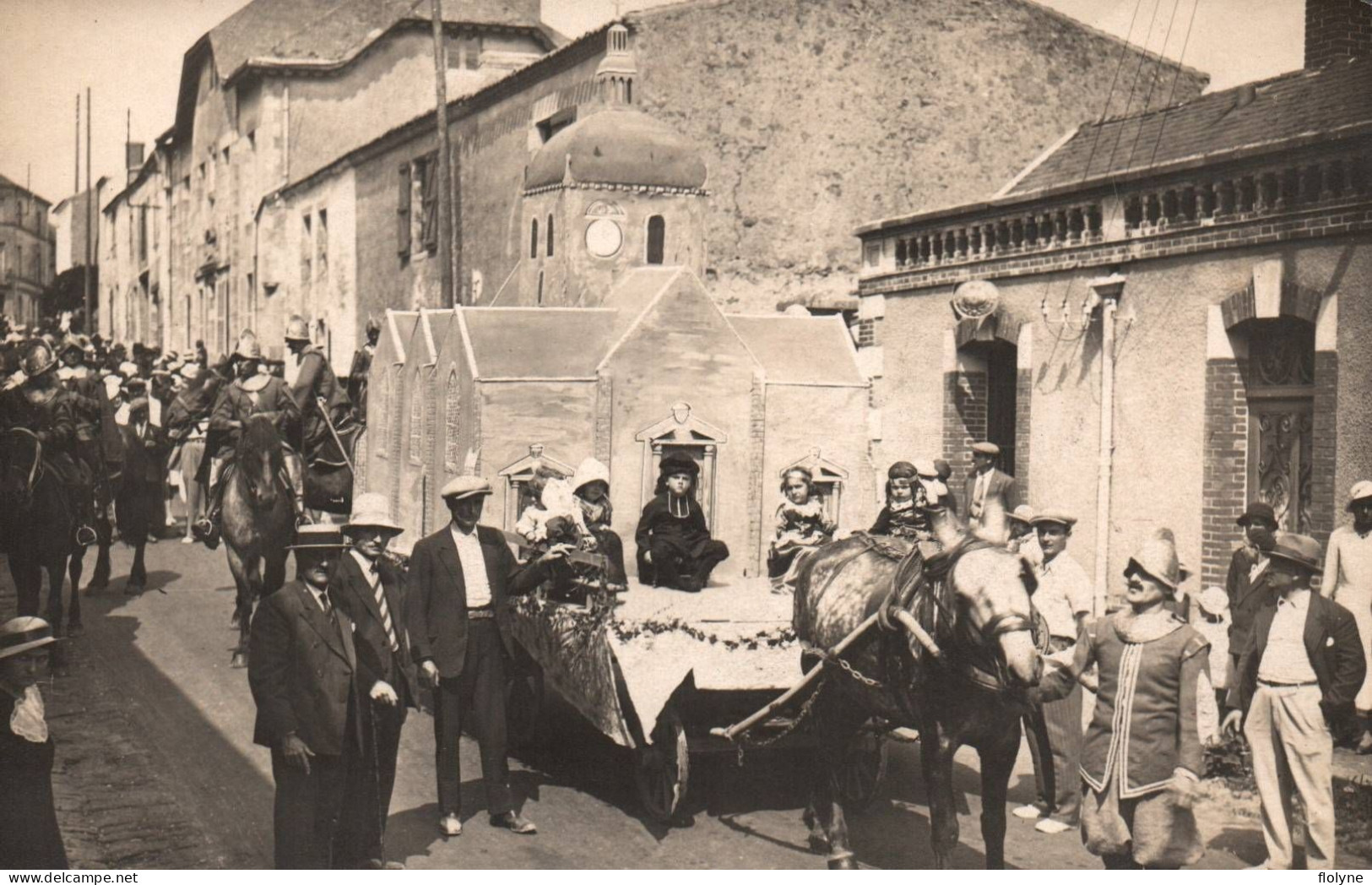 Legé - Carte Photo - Jour De Fête Défilé Carnaval Dans La Rue - Cavaliers Char - Legé