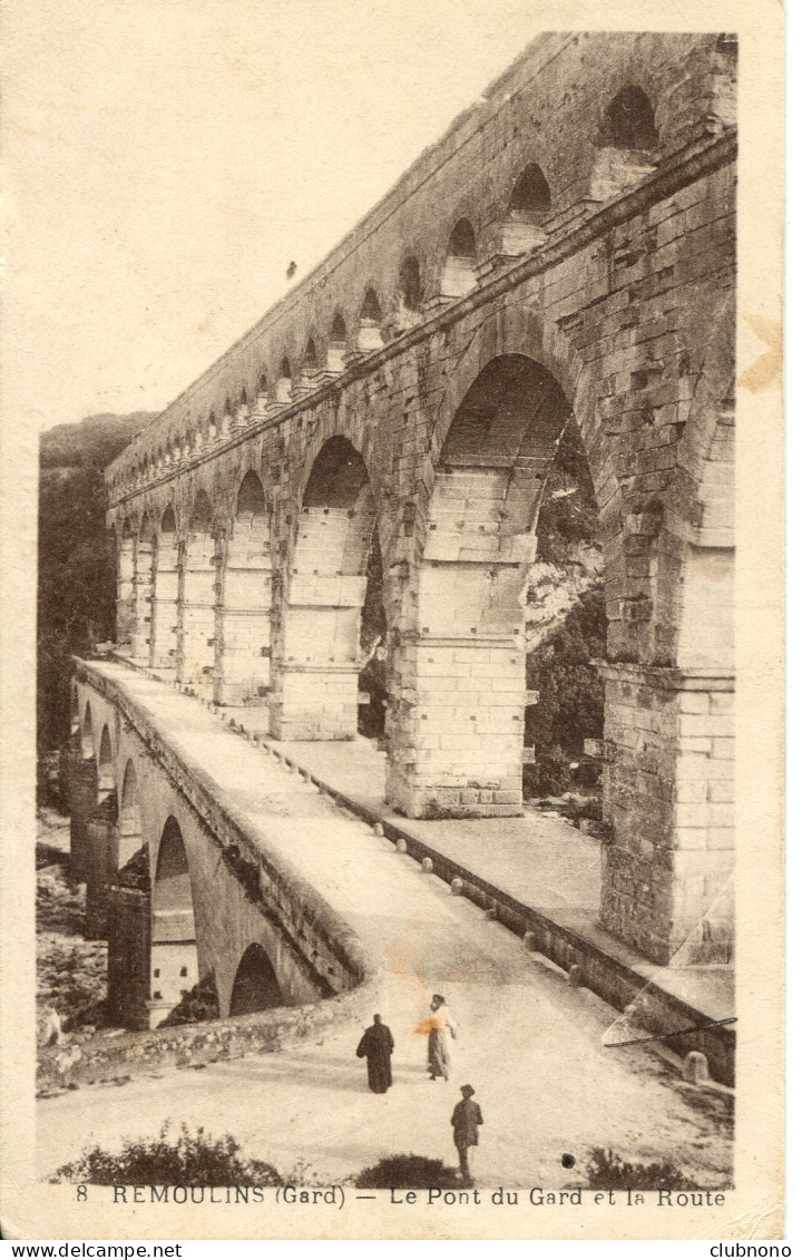 CPA - REMOULINS - LE PONT DU GARD ET LA ROUTE (CLICHE DIFFERENT) - Remoulins