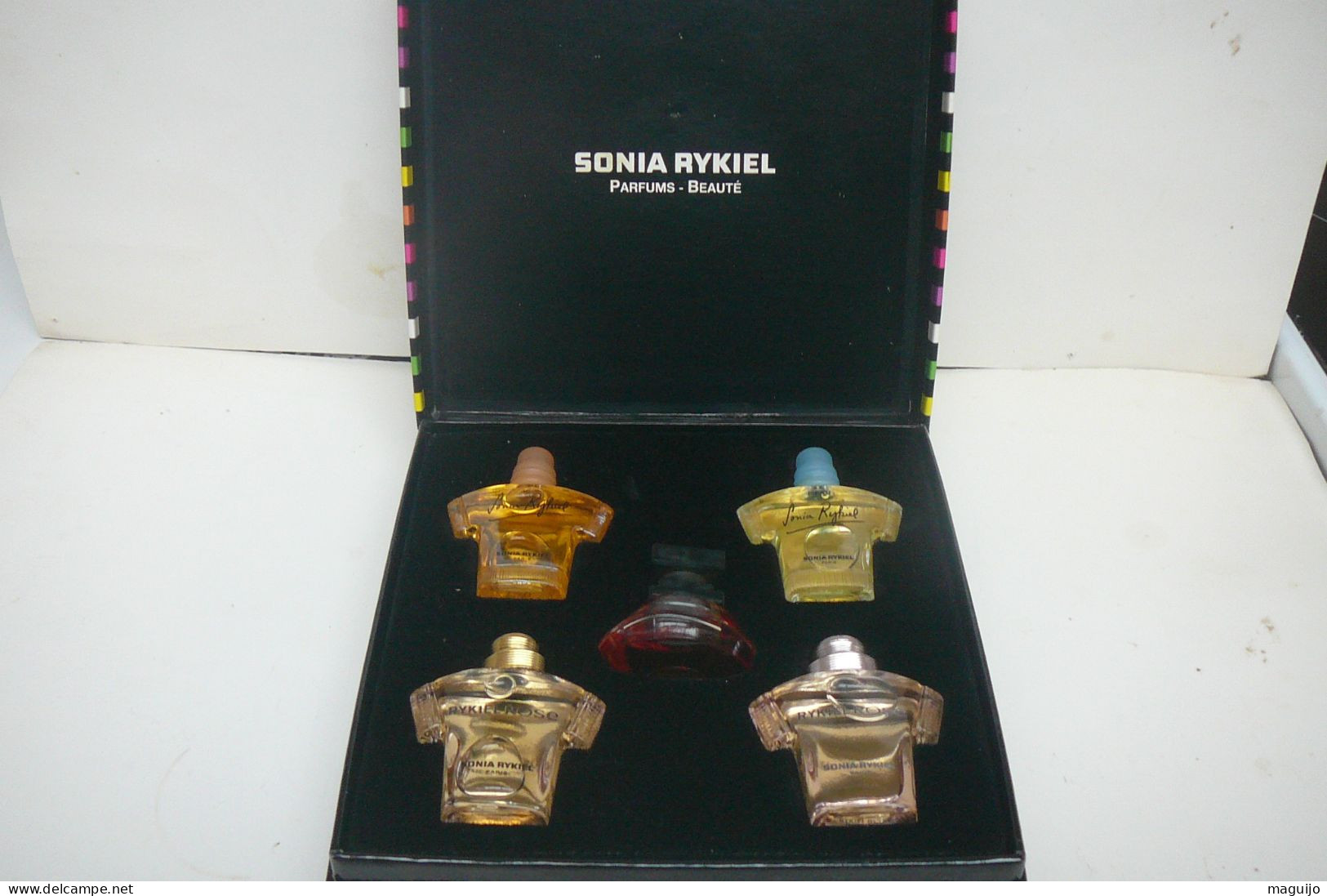 SONIA RYKIEL: "COFFRET 5 MINIS  /// PAS NEUF MAIS BON ETAT  GENERAL //MANGOPAY OBLIGATOIRE /// LIRE ET VOIR !! - Miniaturen Damendüfte (ohne Verpackung)