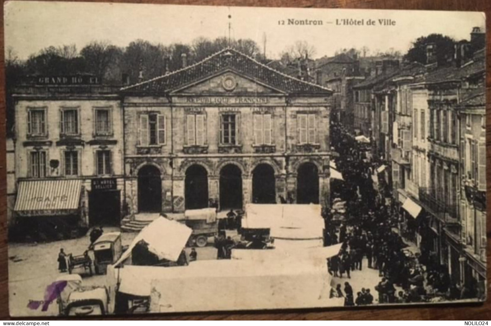 Cpa 24 Dordogne, NONTRON, L'Hôtel De Ville, Jour De Marché, Animée, Enseignes Grand Hôtel Bellier, Affiche Suze - Nontron