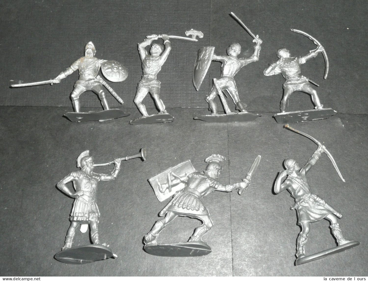 Lot Jouets Anciens 7 Personnages Plastique Vintage Soldats Guerriers, Arc épée Hache Trompette - Army