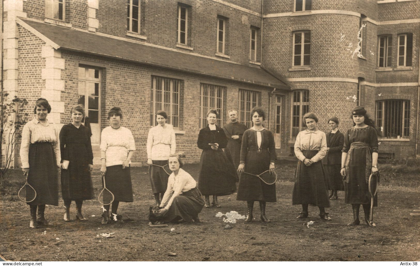 N58 - TENNIS - Carte Photo - Une Groupe De Jeunes Filles S'adonnant Aux Sport De Raquettes - Tennis