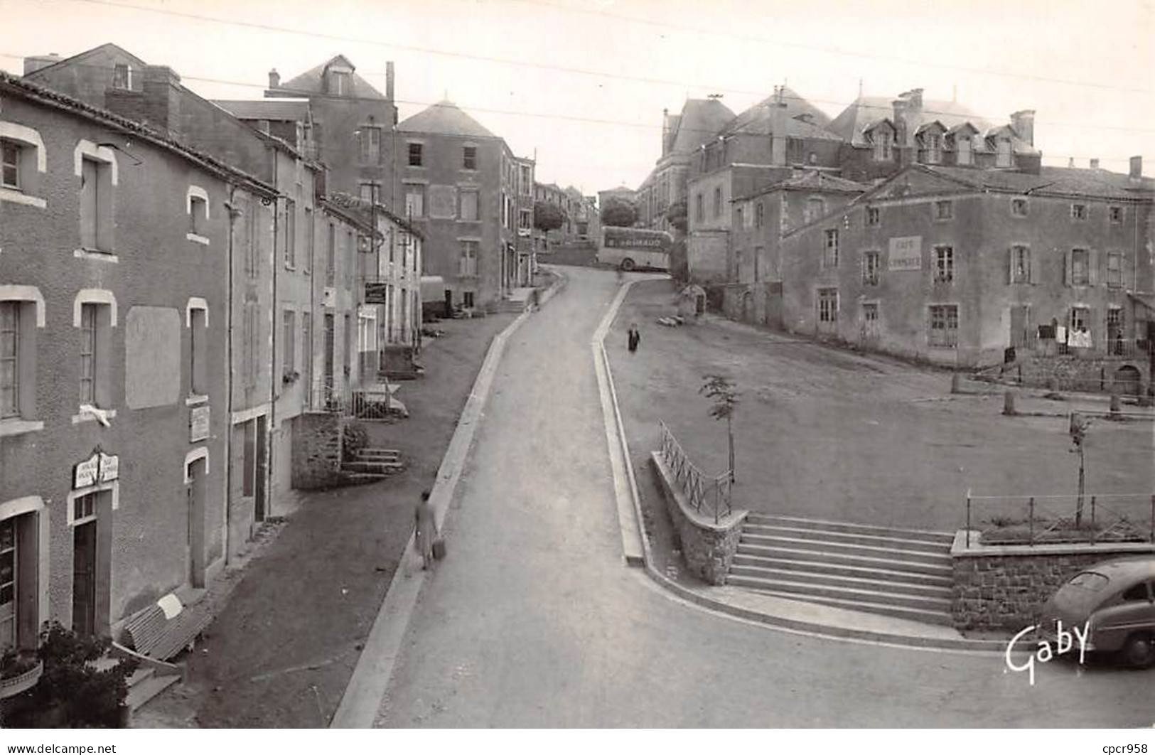 85 - N°88102 - POUZAUGES - Rue Du Champ De Foire - CPSM - Pouzauges