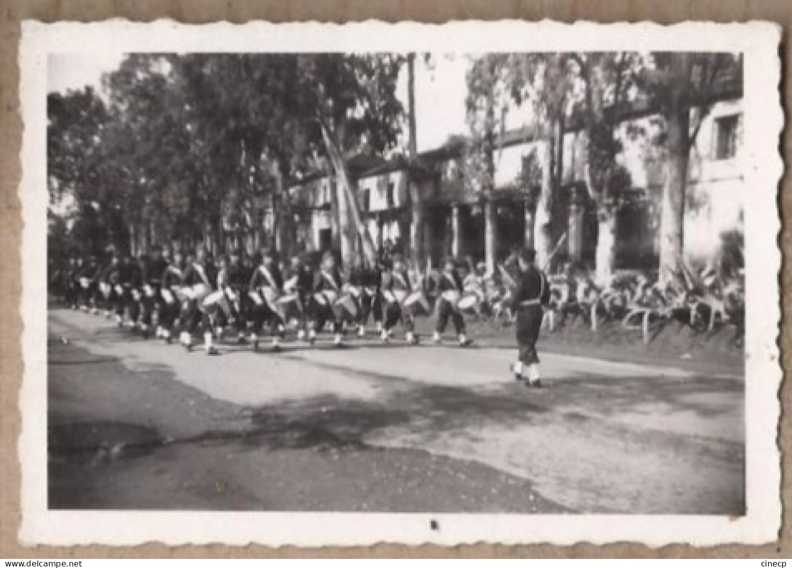 PHOTOGRAPHIE MILITARIA Défilé Militaire Centre Ville ?  - 45 ème Régiment Infanterie ? MUSIQUE - Trucks, Vans &  Lorries