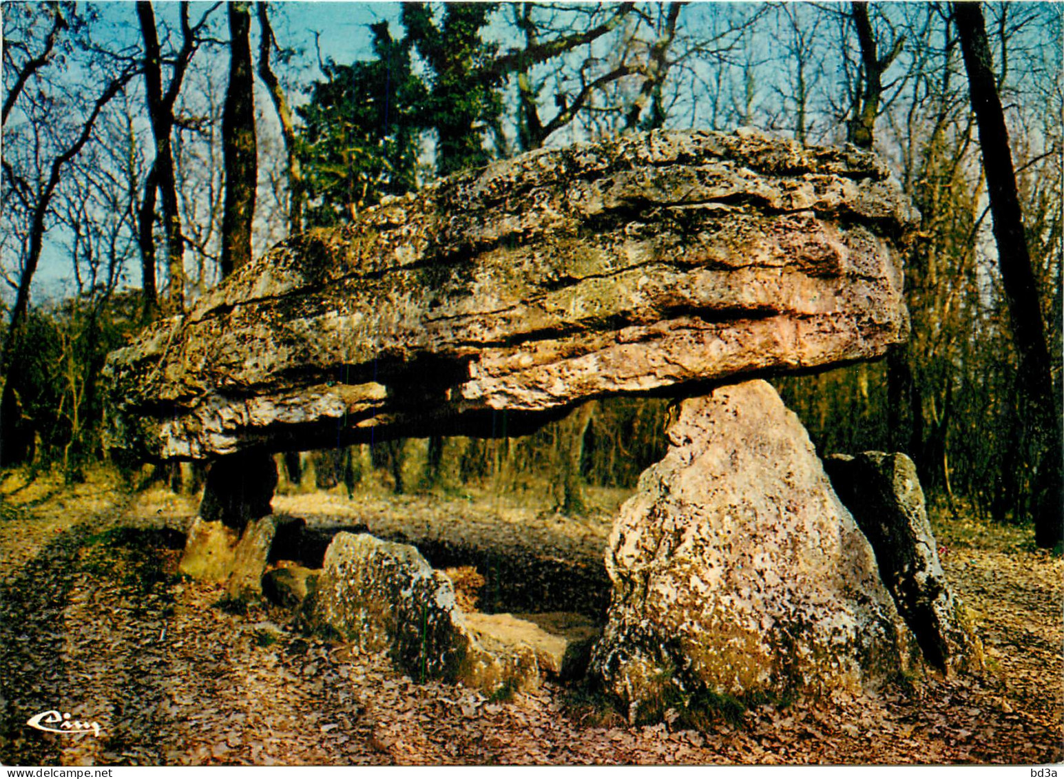 86 CIVRAY LE DOLMEN - Civray