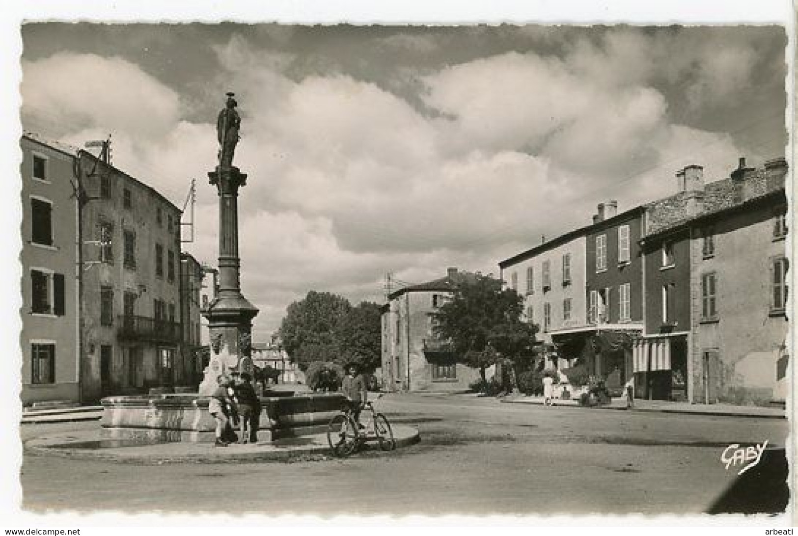 63 VIC-le-COMTE ++ Place Du Jeu De Paume ++ - Vic Le Comte