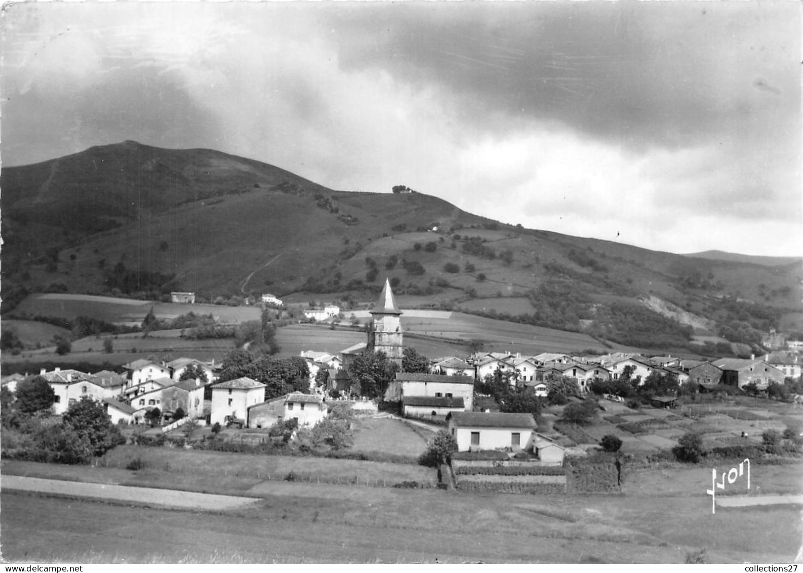 64-AINHOA- VUE GENERALE SUR LA MONTAGNE LA CHAPELLE DE L'AUBEPINE - Ainhoa