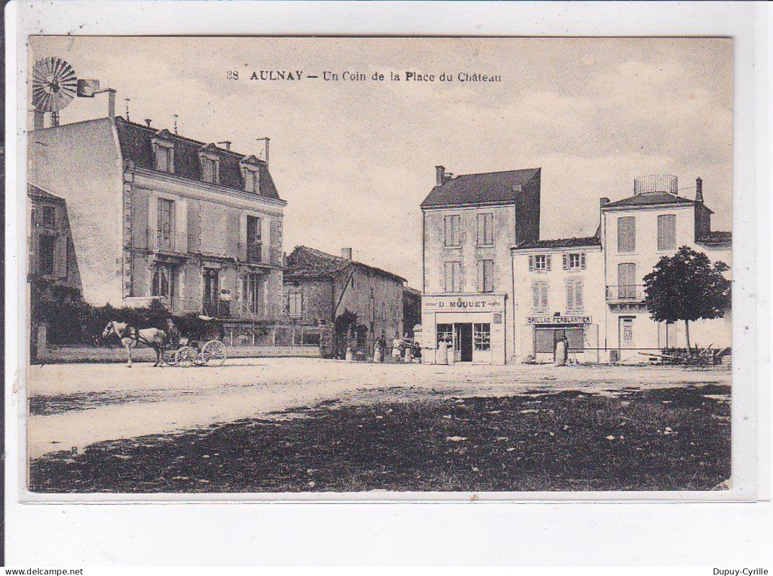 AULNAY: Un Coin De La Place Du Château - Très Bon état - Aulnay