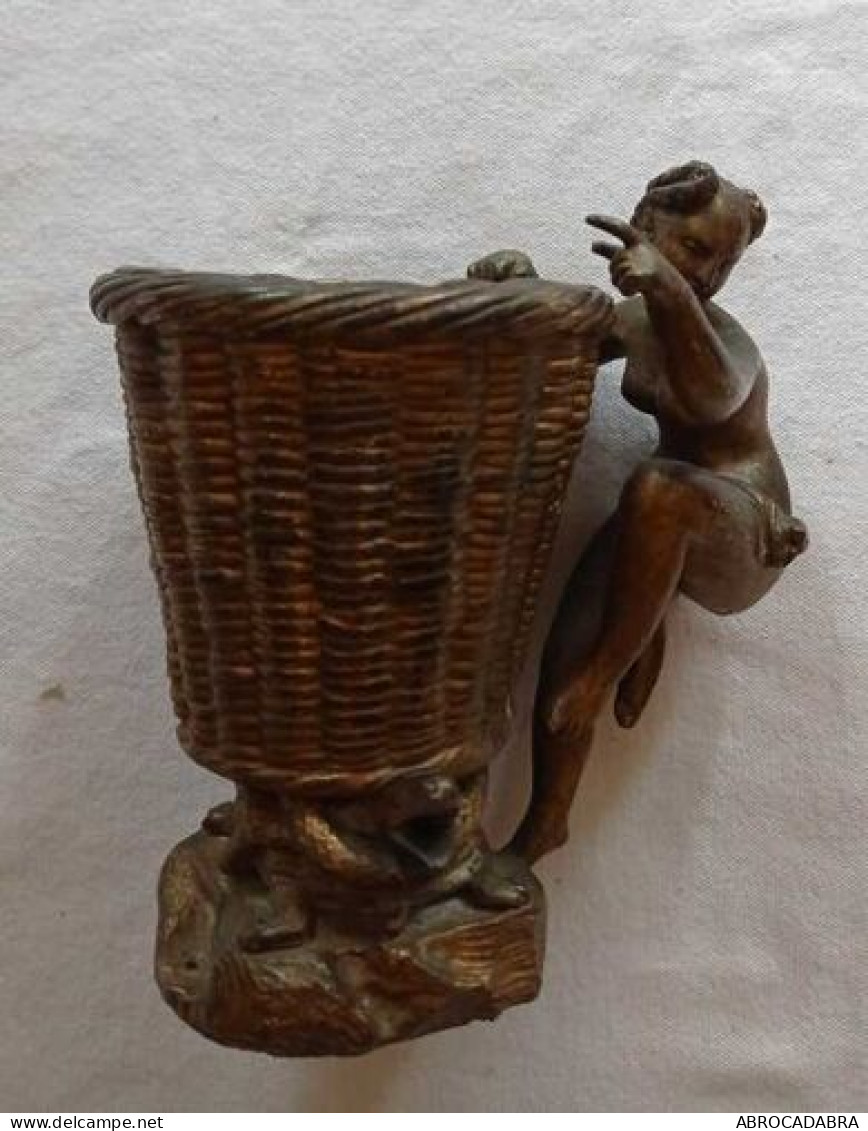 Sculpture Bronze Faune S'agrippant à Un Vase Posé Sur Tortue Et Serpent - Bronces
