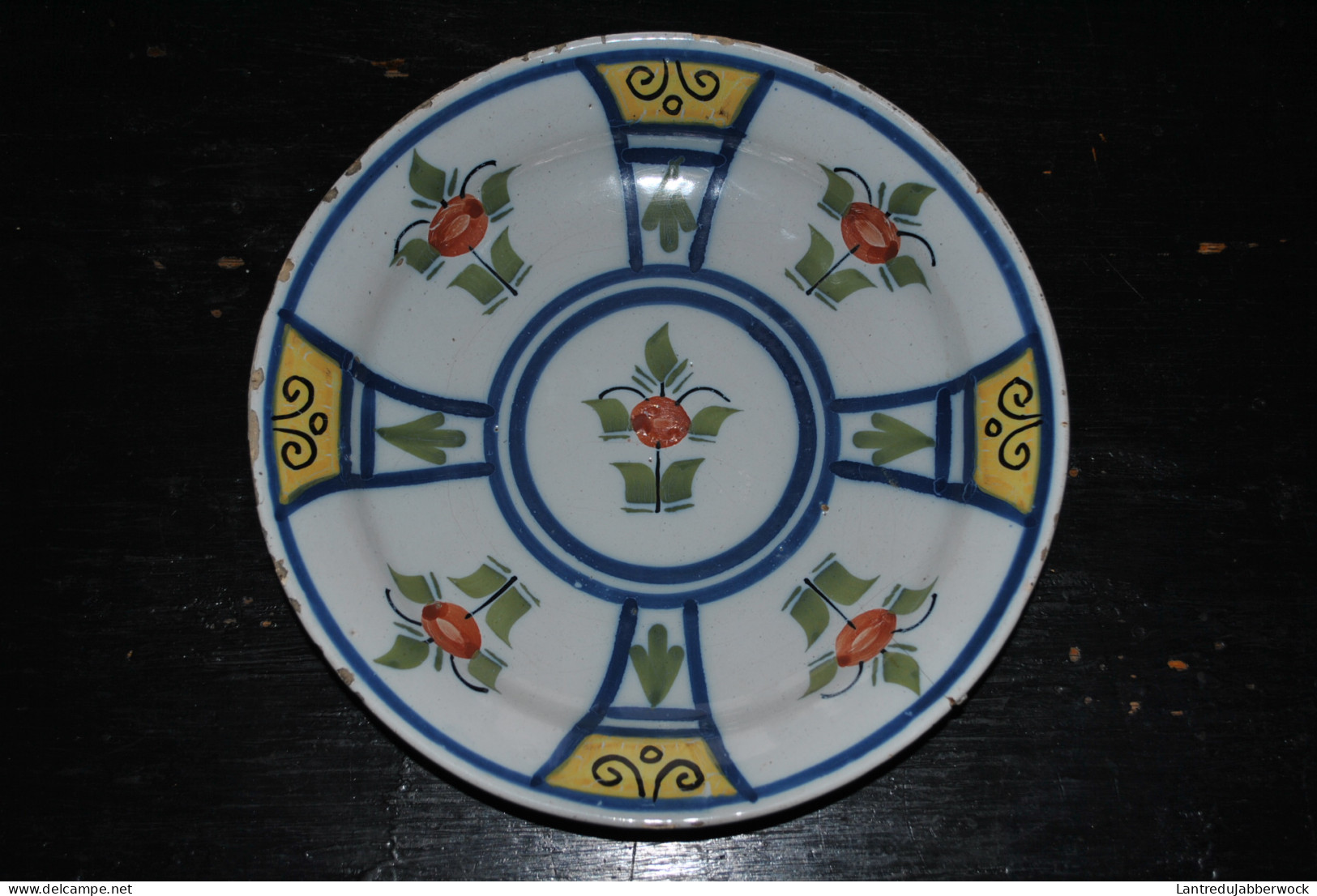 Assiette En Faïence (23,50 Cm) Polychrome De Delft Fin XVIIIè Début XIXè à Décor Stylisé De Fleurs - Delft (NLD)