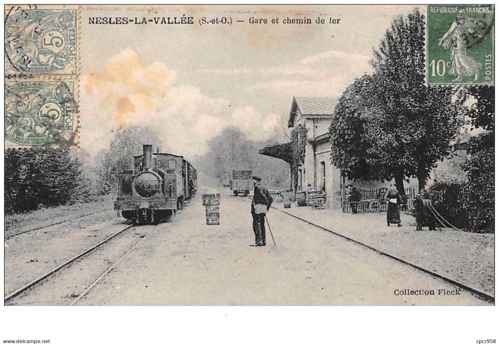 95 . N°49292 . Nesles La Vallée . Gare Des Chemins De Fer.train.en L Etat - Nesles-la-Vallée