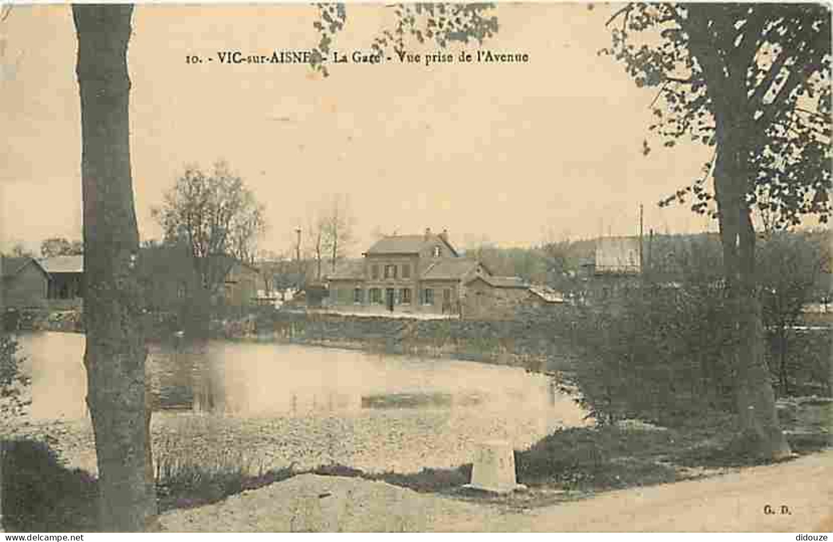 02 - Vic Sur Aisne - La Gare - Vue Prise De L'Avenue - Oblitération Ronde De 1914 - CPA - Voir Scans Recto-Verso - Vic Sur Aisne