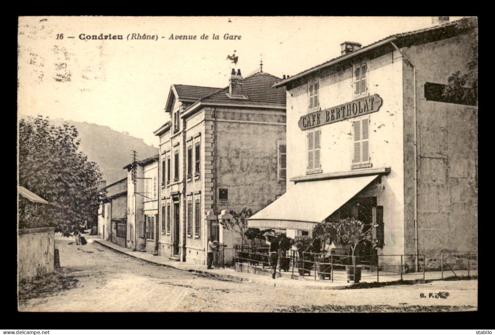 69 - CONDRIEU - AVENUE DE LA GARE - CAFE BERTHOLAT  - Condrieu