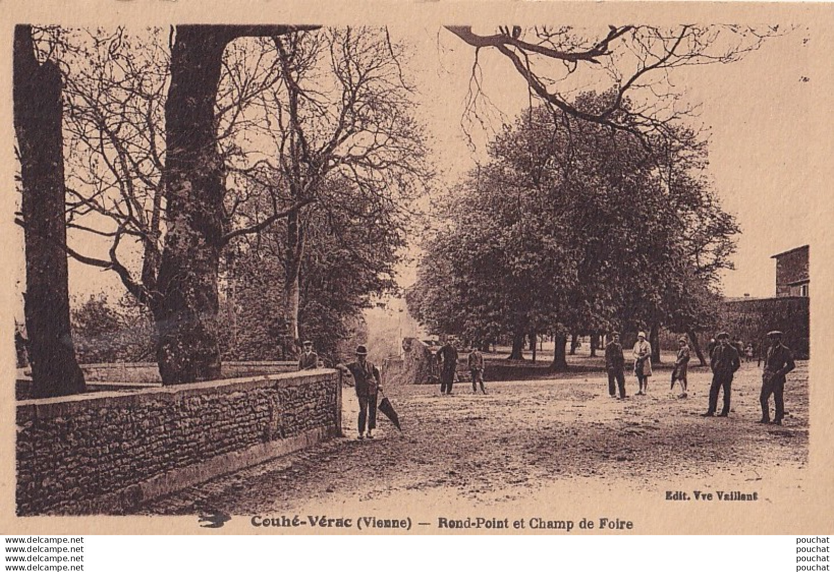  B11-86) COUHE VERAC (VIENNE) ROND POINT ET CHAMP DE FOIRE - ( ANIMEE - HABITANTS - 2 SCANS) - Couhe