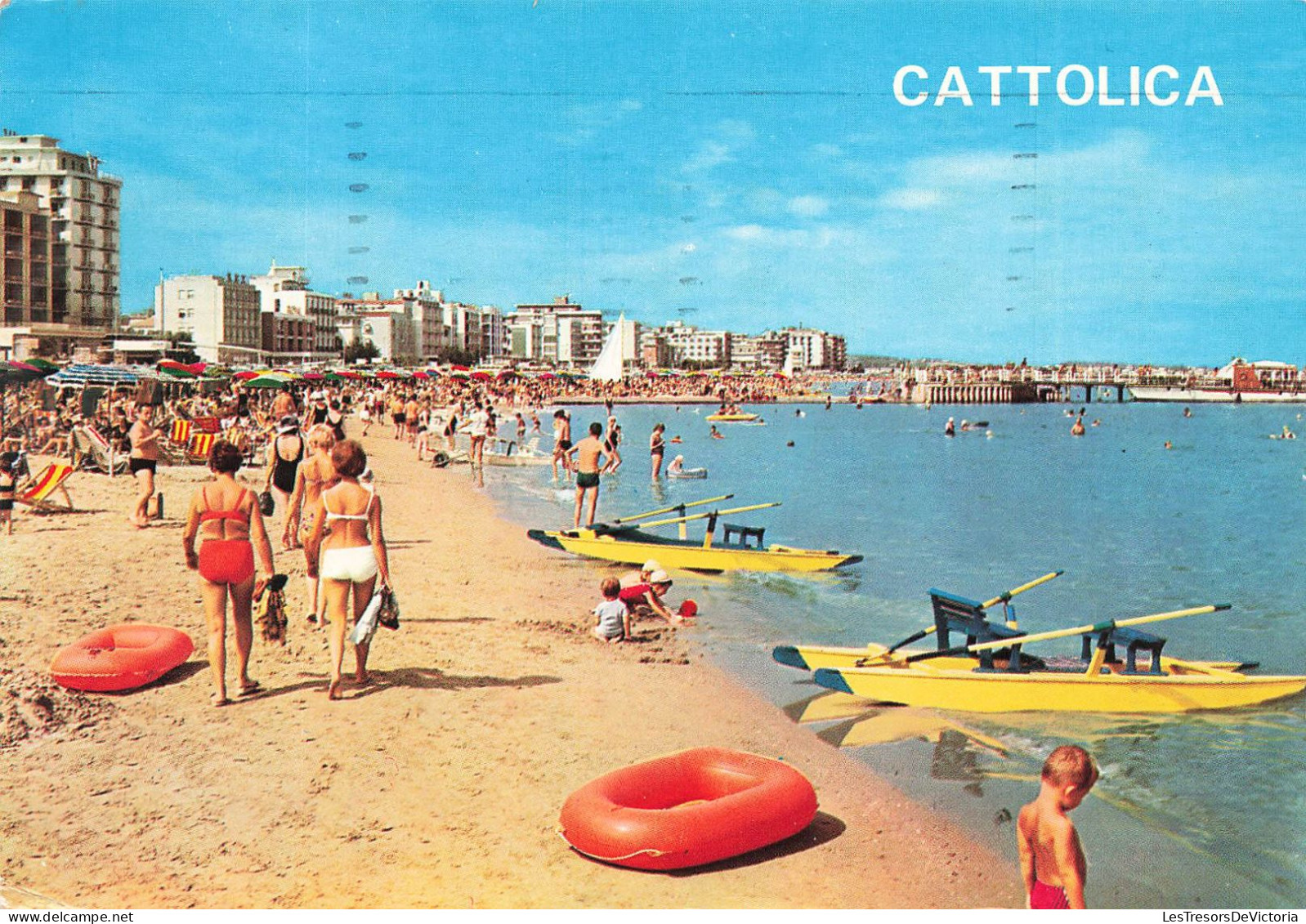 ITALIE - Cattolica - Plage - Animé - Parasols - Kayaks - Carte Postale - Rimini