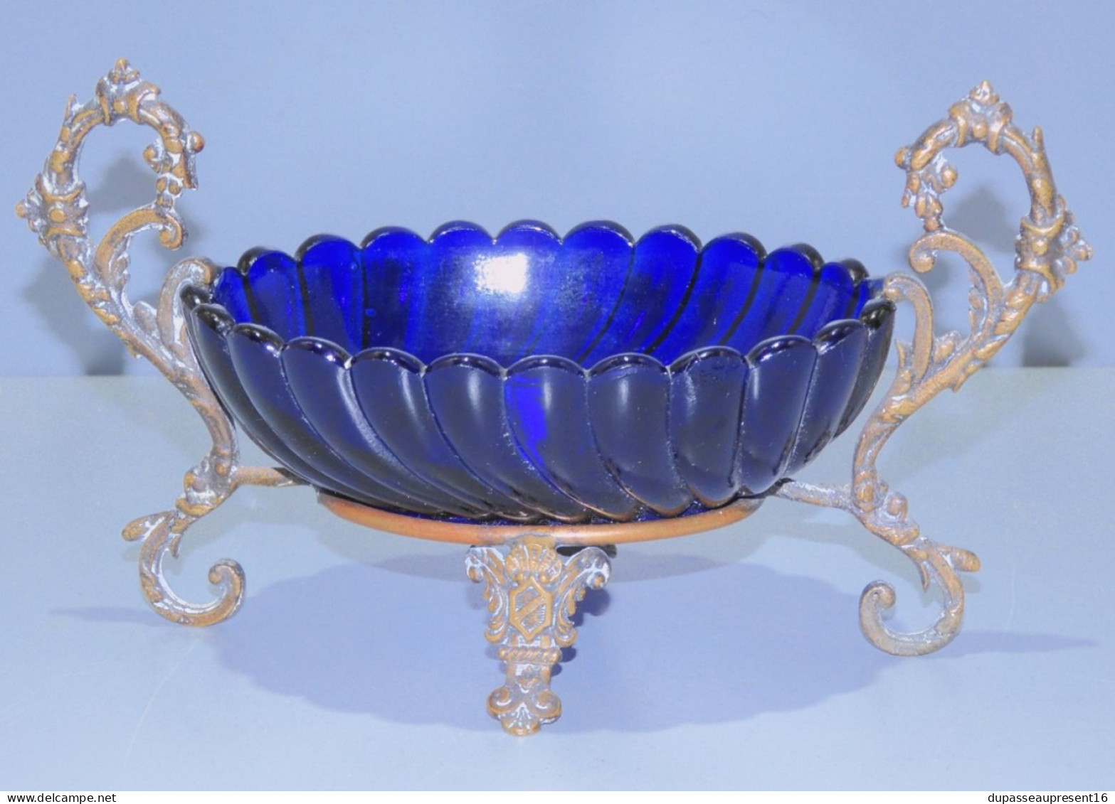 -JOLIE COUPELLE VIDE POCHE VERRE Bleu MONTURE Bronze Avec 2 PIEDS BLASONS   E - Glass & Crystal