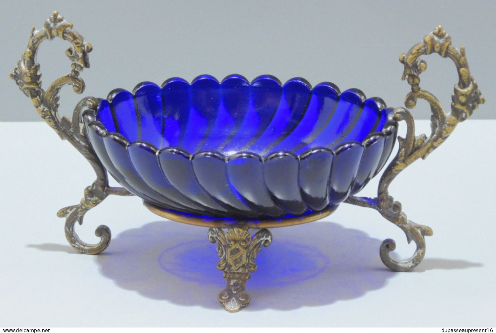 -JOLIE COUPELLE VIDE POCHE VERRE Bleu MONTURE Bronze Avec 2 PIEDS BLASONS   E - Glas & Kristal