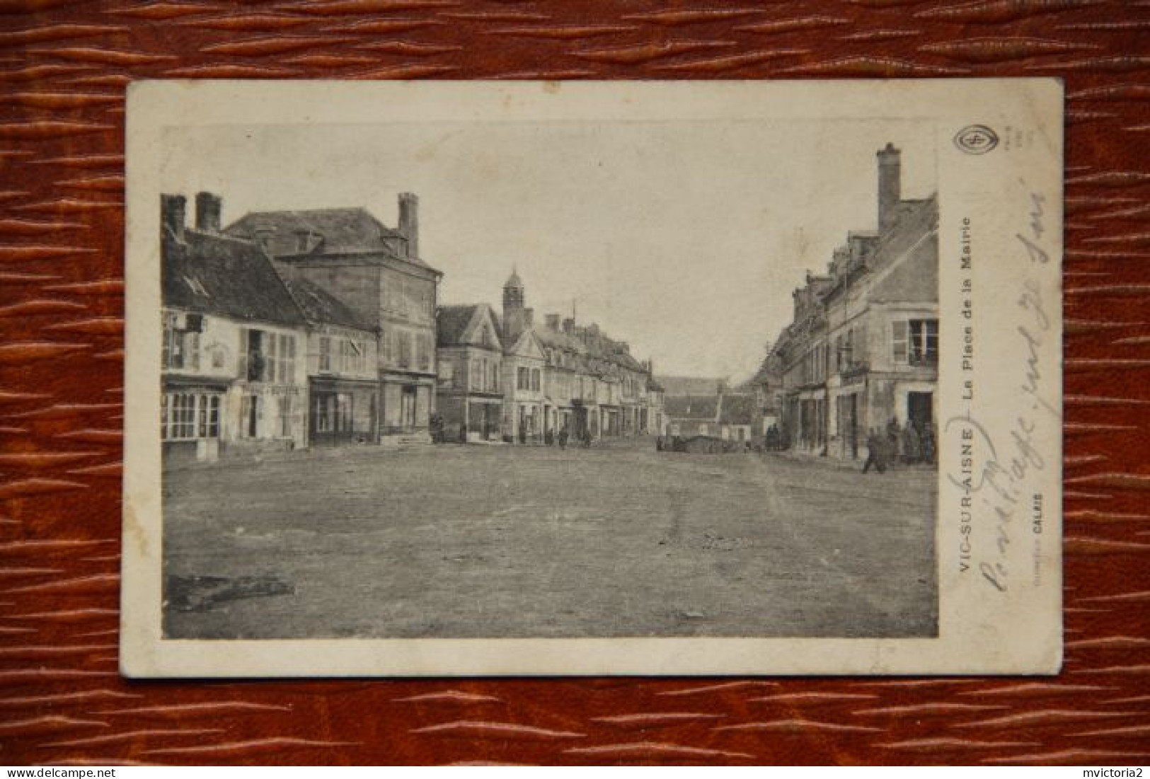 02 - VIC SUR AISNE : La Place De La Mairie - Vic Sur Aisne