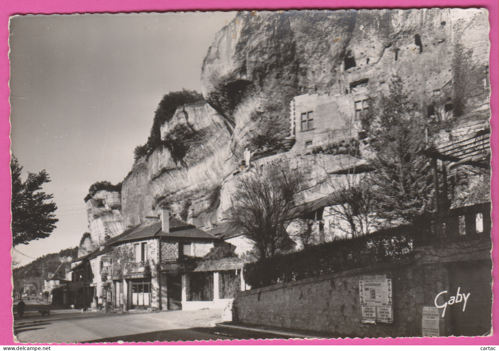 D24 - LES EYZIES - LA VALLÉE DE LA DORDOGNE - La Mairie - CPM Dentelée Grand Format En Noir Et Blanc   - Les Eyzies