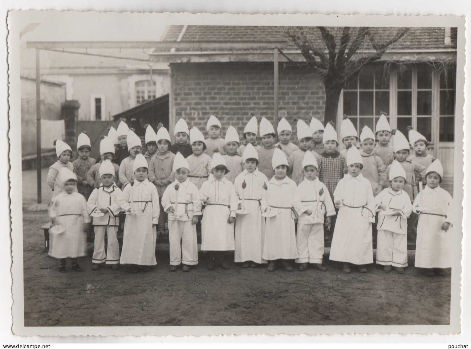 A9-47) TONNEINS - PHOTO GIROU - FETE D ' ECOLE - ENFANTS AVEC BONNETS DE NUIT ET CHANDELLES - ( 2 SCANS )  - Tonneins