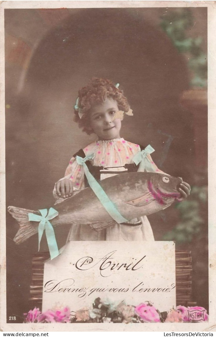 FETES ET VOEUX - 1er Avril - Une Fille Montrant Un Grand Poisson - Colorisé - Carte Postale Ancienne - 1er Avril - Poisson D'avril