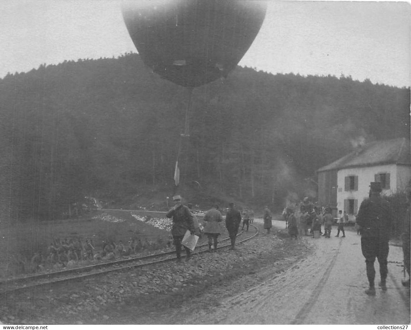 38-LA-TRONCHE- PHOTO MILITAIRE DEPART D'UN BALLON - Lieux