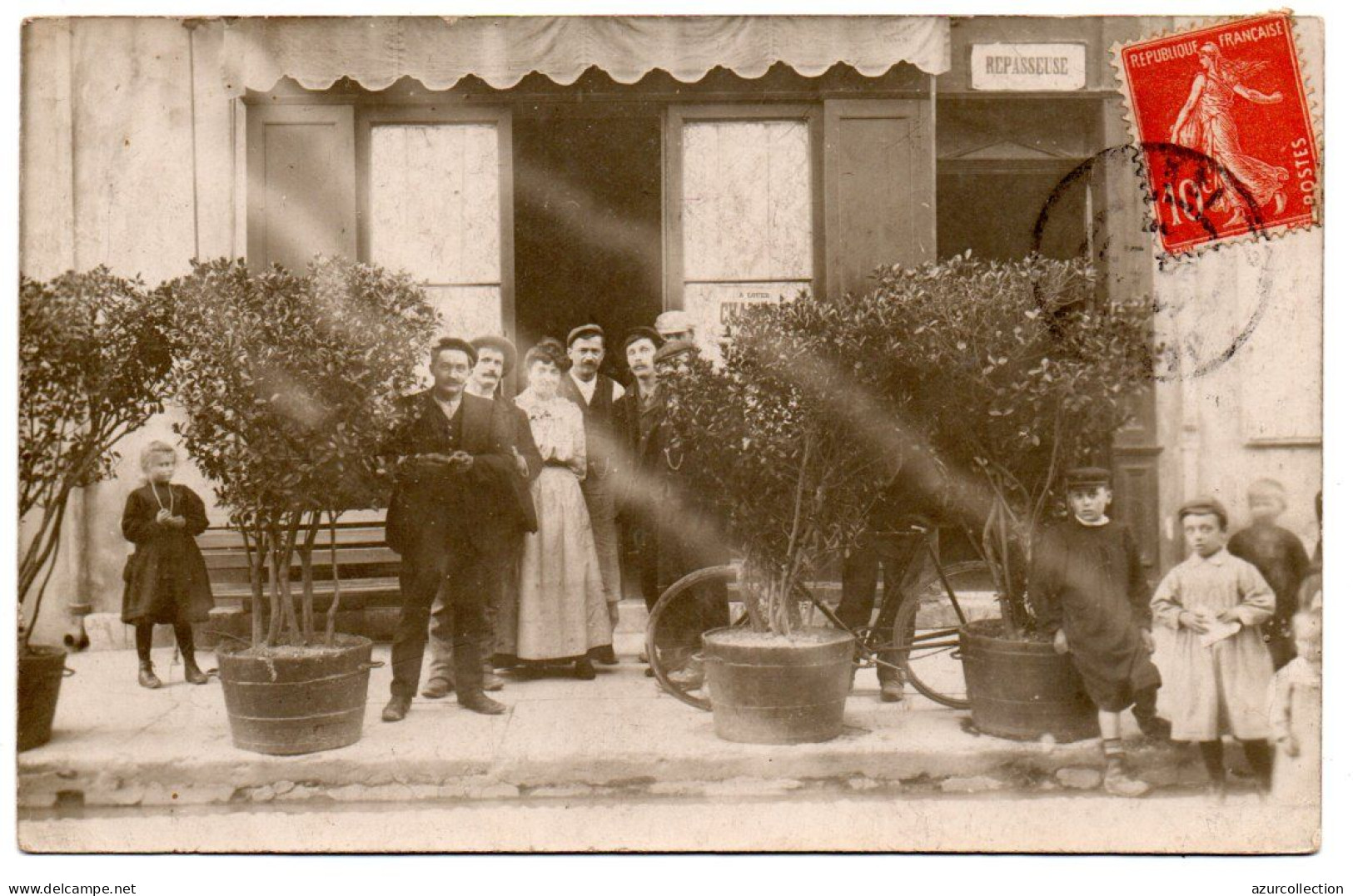 Groupe Familial Devant Devanture De Repasseuse. Carte Photo - Jallieu