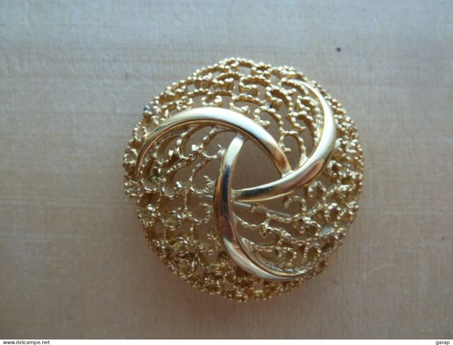 Broc-024 Broche Ancienne Ajourée ,finement Ouvragée En Métal Doré De 40mm De Diamètre, - Sonstige & Ohne Zuordnung