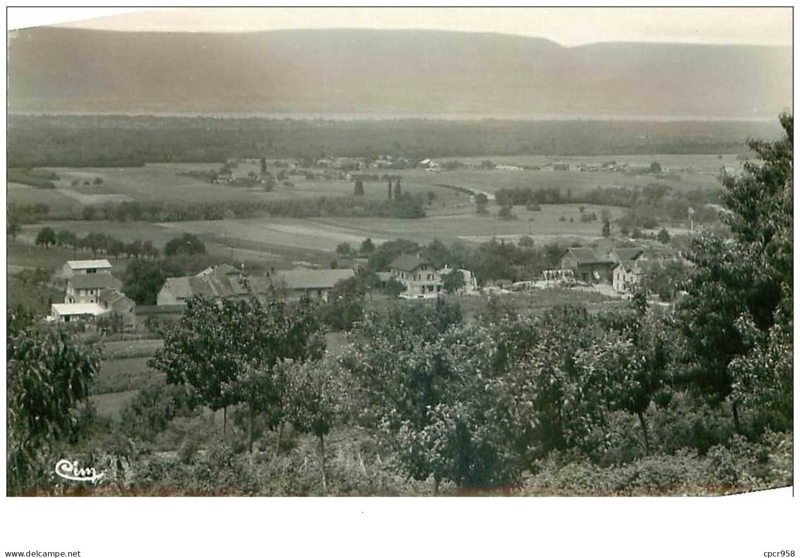 74.SAINT CERGUES.n°22483.VUE D'ENSEMBLE DE ST CERGUES ET PANORAMA SUR LA CHAINE DU JURA....CPSM. - Saint-Cergues